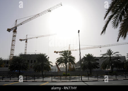 Hohe Baukräne auf verschiedenen Baustellen in der Innenstadt von Dubai in Dubai in den Vereinigten Arabischen Emiraten (VAE Stockfoto