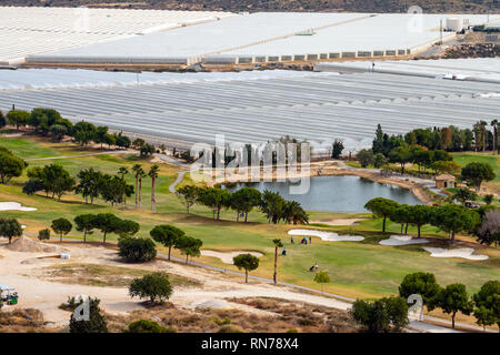 Bonalba Golf Resort und Urbanisierung mit umgebenden Kunststoff Ackerland, Benidorm, Alicante, Costa Banca, Spanien Stockfoto