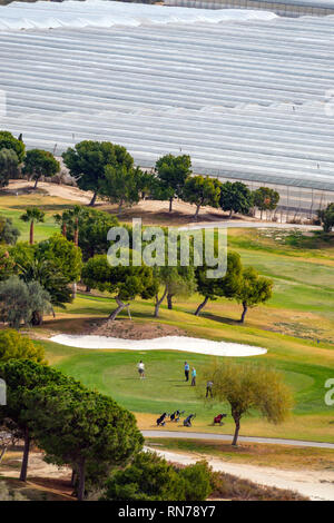 Bonalba Golf Resort und Urbanisierung mit umgebenden Kunststoff Ackerland, Benidorm, Alicante, Costa Banca, Spanien Stockfoto