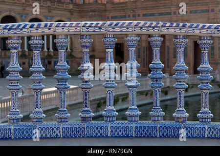 Wiederholte keramischen Säulen der Plaza de Espana in Sevilla Stockfoto