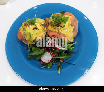 Eier Benedikt mit geräuchertem Lachs serviert an Eathos Catering, Dublin, Irland Stockfoto