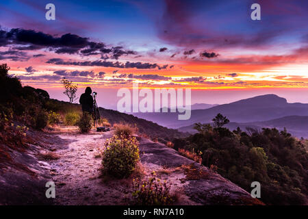 Sunrise sicht Fotograf auf dem hohen Berg, Thailand Stockfoto