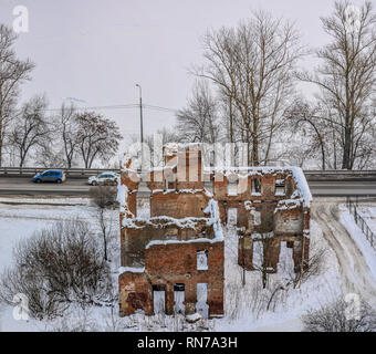 Die Ruinen des Hauses Zotov in St. Petersburg am Ufer der Newa. Stockfoto