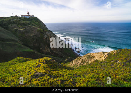Schöner Meerblick in der Nähe von Cabo da Roca Leuchtturm und Praia da Ursa in Portugal Stockfoto