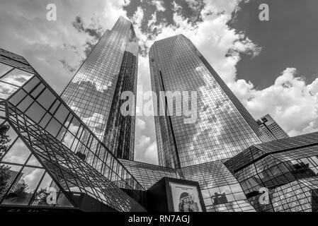 Frankfurt am Main, 26. Juli 2016. Hochhaus Gebäude Landschaft. Deutsche Bank Firma Gebäudekomplex aus der Taunusanlage Straße ebenerdig mit cristal Clou Stockfoto