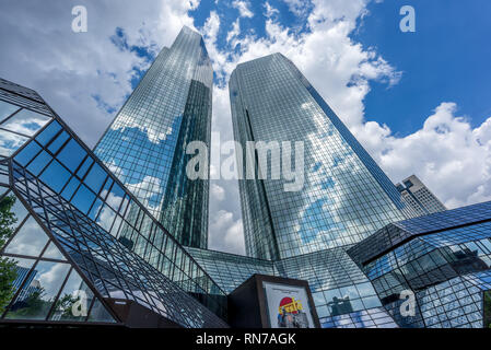 Frankfurt am Main, 26. Juli 2016. Hochhaus Gebäude Landschaft. Deutsche Bank Firma Gebäudekomplex aus der Taunusanlage Straße ebenerdig mit cristal Clou Stockfoto