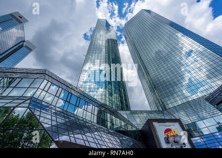 Frankfurt am Main, 26. Juli 2016. Hochhaus Gebäude Landschaft. Deutsche Bank Firma Gebäudekomplex aus der Taunusanlage Straße ebenerdig mit cristal Clou Stockfoto