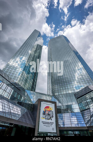 Frankfurt am Main, 26. Juli 2016. Hochhaus Gebäude Landschaft. Deutsche Bank Firma Gebäudekomplex aus der Taunusanlage Straße ebenerdig mit cristal Clou Stockfoto