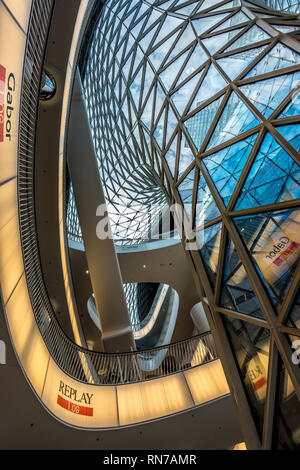 Frankfurt - Juli 26., 2016. Erdgeschoss Blick in Myzeil Shopping Mall. Futuristische Architektur Myzeil Einkaufszentrum Gebäude wurde von Massi konzipiert Stockfoto