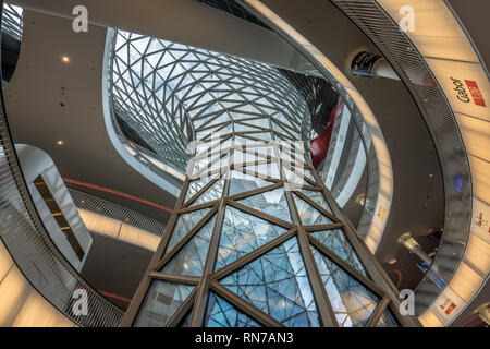 Frankfurt - Juli 26., 2016. Erdgeschoss Blick in Myzeil Shopping Mall. Futuristische Architektur Myzeil Einkaufszentrum Gebäude wurde von Massi konzipiert Stockfoto