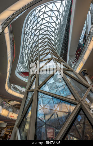 Frankfurt - Juli 26., 2016. Erdgeschoss Blick in Myzeil Shopping Mall. Futuristische Architektur Myzeil Einkaufszentrum Gebäude wurde von Massi konzipiert Stockfoto