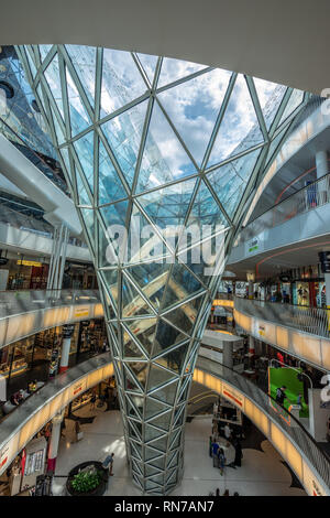 Menschen zu Fuß im Myzeil Shopping Mall. Futuristische Architektur Myzeil Einkaufszentrum Gebäude wurde von Massimiliano Fuksas entworfen. Stockfoto