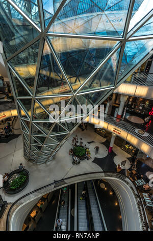Menschen zu Fuß im Myzeil Shopping Mall. Futuristische Architektur Myzeil Einkaufszentrum Gebäude wurde von Massimiliano Fuksas entworfen. Stockfoto