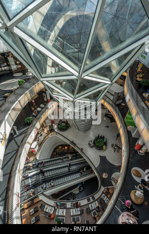 Menschen zu Fuß im Myzeil Shopping Mall. Futuristische Architektur Myzeil Einkaufszentrum Gebäude wurde von Massimiliano Fuksas entworfen. Stockfoto