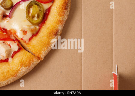 Pizza mit Käse in einem Karton Stockfoto