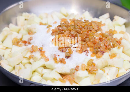 Fresh Cut Apfel, Rosinen, bestreut mit Zucker für das Macht apple charlotte pie. Konzept Confiserie, Konditorei, Bäckerei, Kuchen, süßes Dessert Stockfoto
