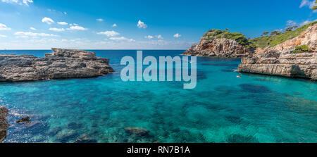 Panoramablick auf kristallklaren türkisblauen Wasser der Cala S'Almunia Strand von Cap des Moro. In Santanyi, Mallorca, Balearen, Spanien. Stockfoto