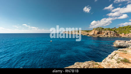 Panoramablick auf kristallklaren türkisblauen Wasser der Cala S'Almunia Strand von Cap des Moro. In Santanyi, Mallorca, Balearen, Spanien. Stockfoto