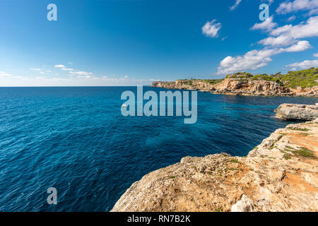 Kristallklaren türkisblauen Wasser der Cala S'Almunia Strand von Cap des Moro. In Santanyi, Mallorca, Balearen, Spanien. Stockfoto