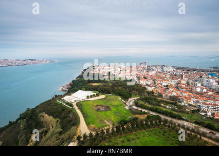 Lissabon Stadt von oben an einem sonnigen Tag, Portugal, Europa Stockfoto