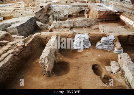 Leere grab Gruben innerhalb einer Neolithischen bleibt aus Lehmziegeln Häuser der Norden Catalyhoyuk ecavation, archäologische Stätte, Çumra, Konya, Türkei Stockfoto