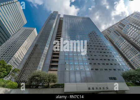 Shinjuku Station, Tokyo - August 7, 2017: Straße Ebene angesichts der hohen Wolkenkratzern KDD, Monolith und Shinjuku NS-Gebäude hinjuku Enu Esu Biru' in Ni Stockfoto