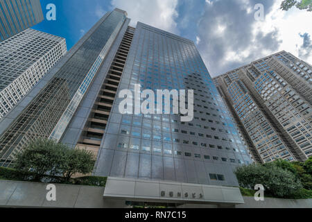 Shinjuku Station, Tokyo - August 7, 2017: Straße Ebene angesichts der hohen Wolkenkratzern KDD, Monolith und Shinjuku NS-Gebäude hinjuku Enu Esu Biru' in Ni Stockfoto