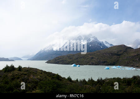 Eisberge auf dem Grauen See, Torres del Paine Nationalpark, Chile. Chilenischen Patagonien panorama Stockfoto