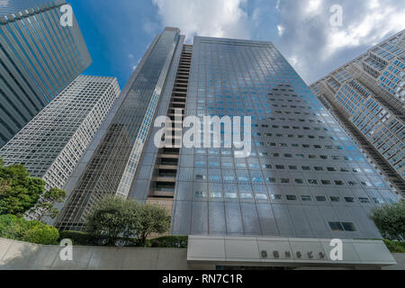 Shinjuku Station, Tokyo - August 7, 2017: Straße Ebene angesichts der hohen Wolkenkratzern KDD, Monolith und Shinjuku NS-Gebäude hinjuku Enu Esu Biru' in Ni Stockfoto