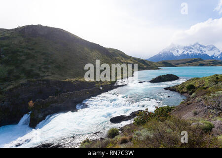 Salto Chico Wasserfall zu sehen, Torres del Paine Nationalpark, Chile. Chilenischen Patagonien Landschaft Stockfoto