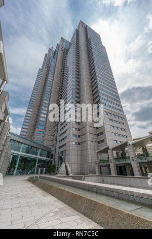 Tokio - August 07, 2017: Shinjuku Park Tower. In Nishi-Shinjuku district. Stockfoto