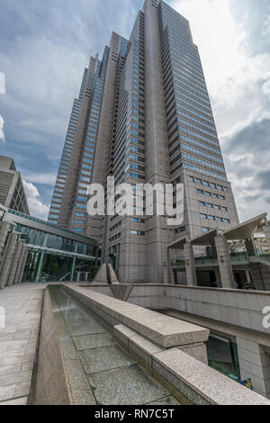 Tokio - August 07, 2017: Shinjuku Park Tower. In Nishi-Shinjuku district. Stockfoto