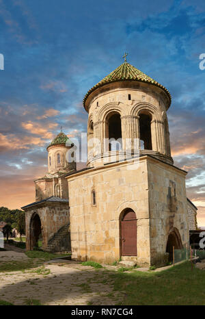 Fotos & Bilder von Gelati georgisch-orthodoxen Kirchen Kirchturm mit St. Nicholas Kirche, 13. Jahrhundert, hinter sich. Die mittelalterliche Gelati Klosterkomplex Stockfoto