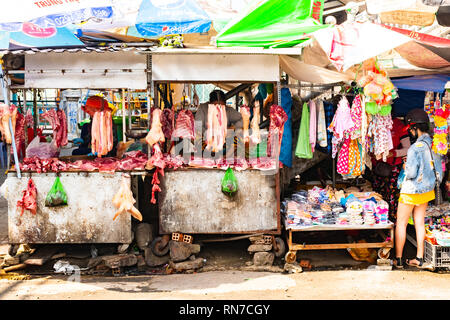 Insel Phu Quoc, Vietnam - Februar 26, 2018: Straße Frau Anbieter Fleisch auf dem traditionellen Markt verkaufen. Stockfoto