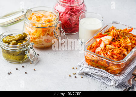 Probiotika food Konzept. Kimchi, Zuckerrüben, Sauerkraut, Sauerkraut, Kefir und Gewürzgurken in Gläsern, weißen Hintergrund. Stockfoto