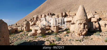 Statue Leiter von Links, Kommagene, Apollo, Herekles & Adler vor der 62 v. Chr. königliche Grab, West Terrasse, Berg Nemrut oder Nemrud Dagi Stockfoto