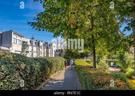 Appartementhäuser von der Promenade Plantée oder Coulée Verte, einem erhöhten Garten an einer stillgelegten Bahnlinie, Paris, Frankreich Stockfoto