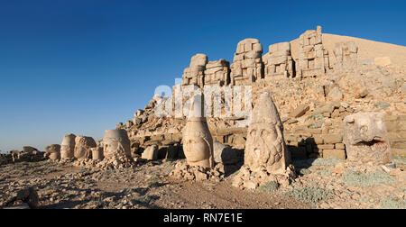 Statue Köpfe, von rechts, Adler, Herekles, Apollo, Zeus, Kommagene, Antiochos, & Adler,, Ost Terrasse, Berg Nemrut oder Nemrud Dagi Stockfoto