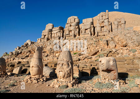 Statue Köpfe, von rechts, Löwe, Adler, Herekles & Apollo, mit kopflosen Sitzstatuen, Ost Terrasse, Berg Nemrut oder Nemrud Dagi Stockfoto