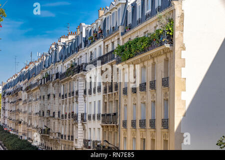 Eine Reihe von eleganten Pariser Apartments mit schmiedeeisernen Balkonen mit Garten und Zimmer im Dachgeschoss im 12. Arrondissement von Paris Stockfoto