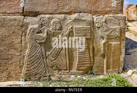 Fotos & Bilder hethitischen Reliefs gemeißelt orthostat Panels der Sphinx Tor. Ein König und eine Königin machen Angebote zu einem Stier Gott. Alaca Hoyuk (alacahoyuk Stockfoto