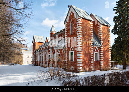 Russische pseudo-gotische Architektur Gebäude (1820er Jahre) im historischen Sukhanovo Immobilien, Moskau, Russland Stockfoto