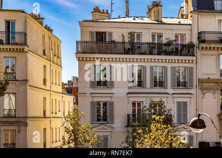 Paris Wohnung Gebäude mit weißen Fensterläden und einem Garten auf der obersten Etage Balkon auf der Avenue Daumesnil im 12. arrondissement von Paris, Frankreich Stockfoto