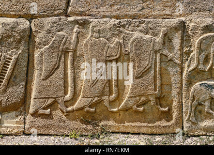 Fotos & Bilder hethitischen Reliefs gemeißelt orthostat Panels der Sphinx Tor. Panel zeigt eine Prozession. Alaca Hoyuk (alacahoyuk) Hethiter archaeolog Stockfoto