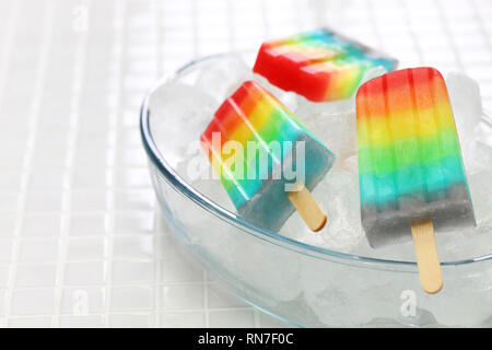 Hausgemachte rainbow Ice pop Stockfoto