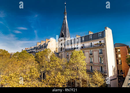 Pariser Kirche mit einem Turm von Coulée verte oder Promenade Planée, Paris, Frankreich Stockfoto