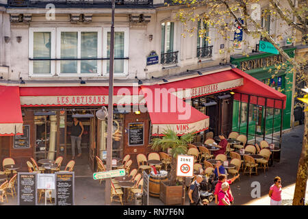 Die Menschen essen im Freien im Les Handwerker, einem Pariser Restaurant, Avenue Daumesnil, Paris Stockfoto