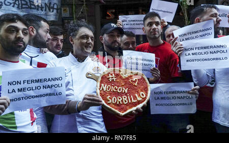 Eine allgemeine Ansicht der Flash Mob vor der Pizzeria von Gino Sorbillo. Die Gruppe wurde von einer Gruppe von pizzabäcker als Zeichen der Solidarität nach einem Bombenanschlag Wo: Neapel, Italien Wann: 17 Jan 2019 Credit: IPA/WENN.com ** Nur für die Veröffentlichung in Großbritannien, den USA, Deutschland, Österreich, Schweiz ** Verfügbar organisiert Stockfoto