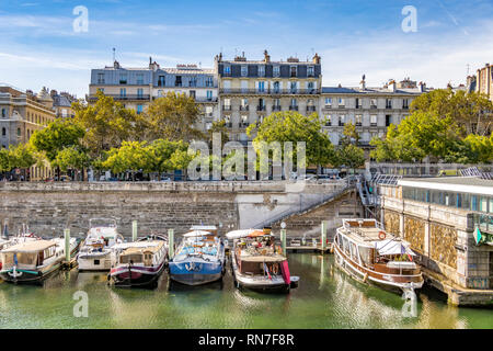 Kanal Boote bis am Kai an der Porte de l'Arsenal, wo der Fluss Seine erfüllt die Canal Saint-Martin, Paris, Frankreich Stockfoto