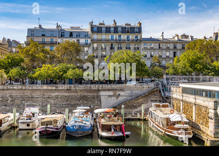 Kanal Boote bis am Kai an der Porte de l'Arsenal, wo der Fluss Seine erfüllt die Canal Saint-Martin, Paris, Frankreich Stockfoto